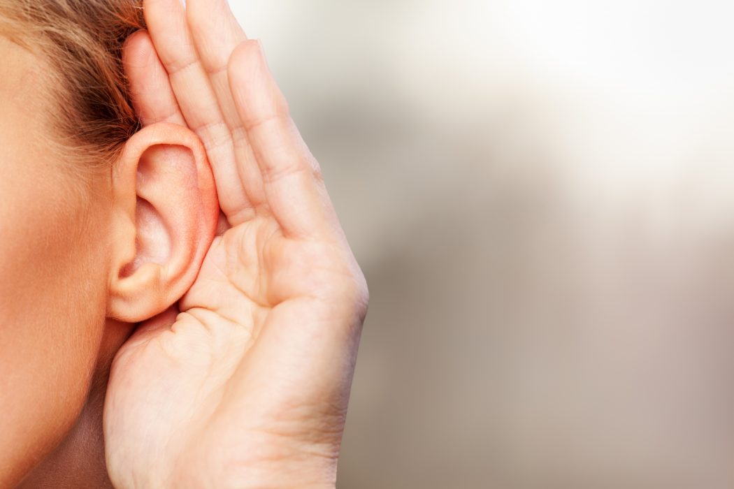 oreille qui écoute signal verbal